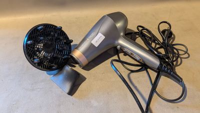 un sèche-cheveux et un ventilateur posés sur une table