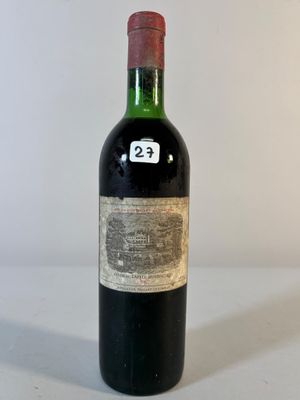une bouteille de vin posée sur une table