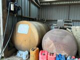 de nombreux types différents de bidons d'essence dans une zone de stockage