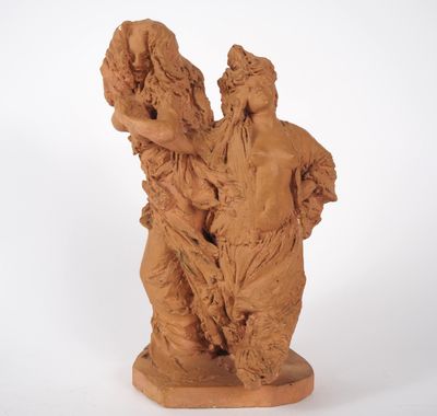 statue représentant un homme et une femme se tenant la main, posée sur un socle