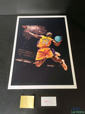 une photo encadrée d'un joueur de basket-ball tenant un ballon dans la main