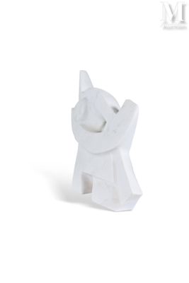 une figurine de chat blanc posée sur une surface blanche