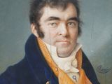 portrait d'un homme vêtu d'un manteau bleu et d'une chemise jaune