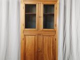 une photo d'une armoire en bois surmontée de portes vitrées