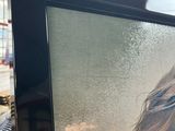 la photo d'une jeune fille qui se trouve dans un cadre