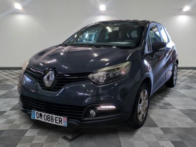 l'avant d'une voiture bleue est garé sur un sol à damier