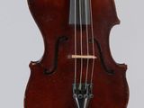 un vieux violon dont l'archet pend au niveau du manche