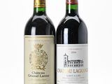 deux bouteilles de vin posées l'une à côté de l'autre sur une surface blanche