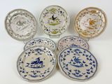 six assiettes bleues et blanches ornées d'oiseaux et de fleurs