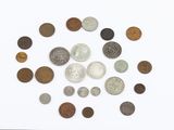 beaucoup de pièces disposées en cercle sur une surface blanche