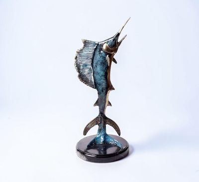 statue représentant un marlin bleu sur un socle noir