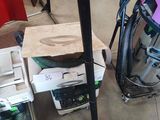 une photo représentant un vide et un aspirateur dans un garage