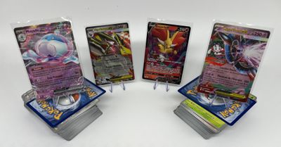 quatre types différents de cartes Pokémon empilées les unes sur les autres