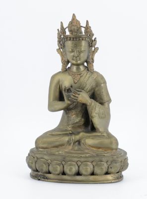 une image représentant une statue d'une personne assise sur une table