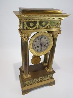 Grande pendule portique en bronze doré - Objet d'art élégant