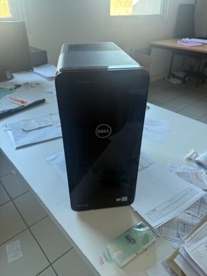 un ordinateur de bureau posé sur une table blanche
