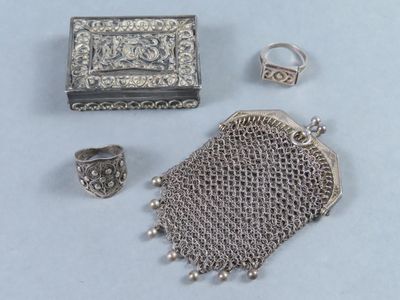 plusieurs bijoux en argent, dont un sac à main, une bague et une bague