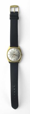 gros plan d'une montre sur une surface blanche