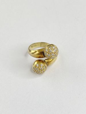 gros plan d'une bague en or ornée de deux diamants
