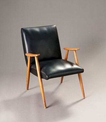 Fauteuil de bureau en teck, garniture en simili cuir noir.