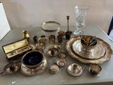 une table sur laquelle se trouvent de nombreux objets en argent