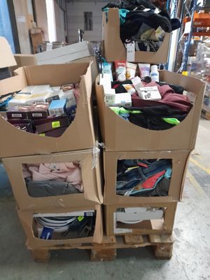 deux cartons de vêtements posés sur une palette dans un entrepôt