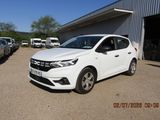 une voiture blanche garée devant un bâtiment