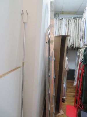 une pièce équipée d'un placard et d'un miroir