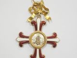 un gros plan d'une croix ornée d'un ruban