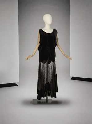 une photo d'un mannequin vêtu d'une robe noire