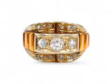 gros plan d'une bague en or et diamants sur fond blanc