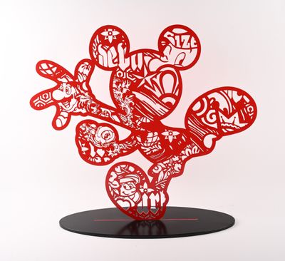 découpage en papier rouge représentant une plante ornée de cœurs et de fleurs sur un fond noir