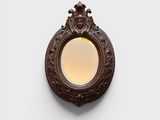 une photo d'un miroir accroché au mur, dans lequel on voit un reflet