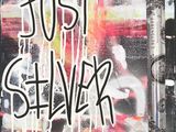 une photo d'un mur recouvert de graffitis sur lequel on peut lire « just silver »