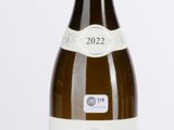 une bouteille de vin posée sur une table