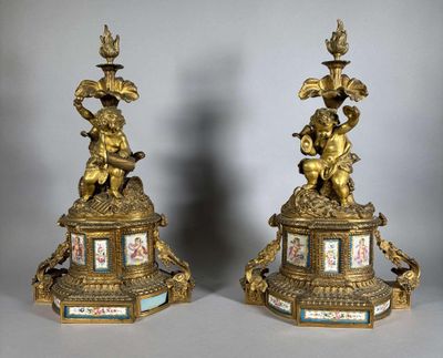 paire de figurines antiques en bronze représentant des chérubins, posées sur des socles