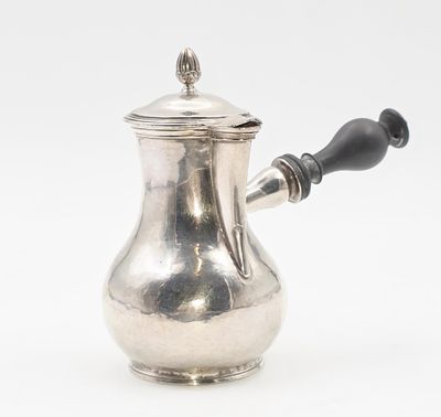 une théière en argent avec une anse noire sur un fond blanc