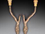 paire de bougeoirs en bronze ornés de feuilles
