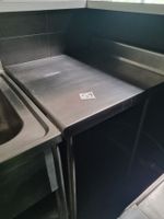 1 table en inox adossée (70x70cm)
