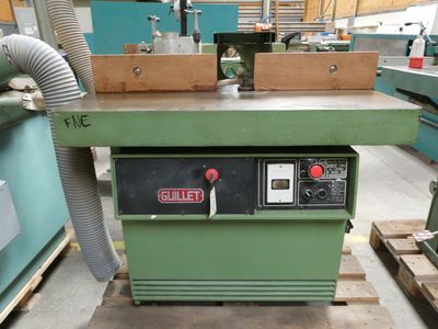 a machine that is sitting on a pallet in a warehouse