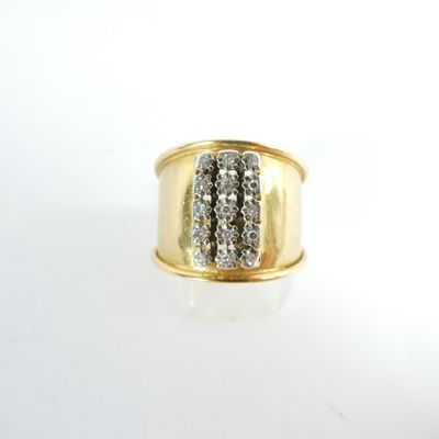 un gros plan d'une bague en or sertie de deux rangées de diamants