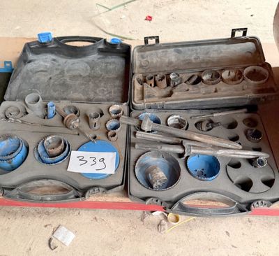 une boîte à outils posée par terre, avec une étiquette de prix dessus