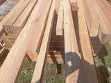 de nombreuses pièces de bois empilées les unes sur les autres