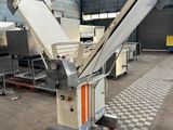 un gros plan d'une machine dans un entrepôt au sol en damier
