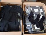 deux cartons de vêtements posés par terre