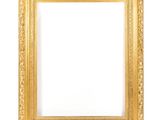 un cadre photo en vieil or sur fond blanc