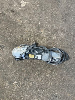 une photo d'un téléphone portable cassé posé par terre