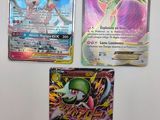 trois cartes Pokémon différentes posées sur une surface blanche