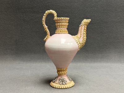 Aiguière en céramique à décor en trompe l'oeil de coquillage…