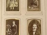 une vieille photo montrant un groupe de femmes posant pour une photo